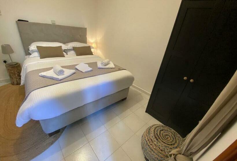 تختخواب و صبحانه Galinicafe22 Suites