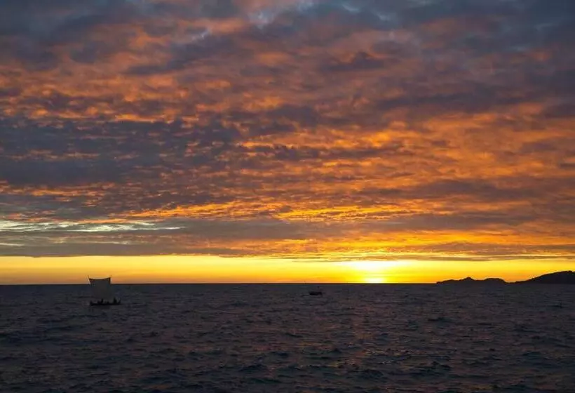 تختخواب و صبحانه Nosy Komba Lodge