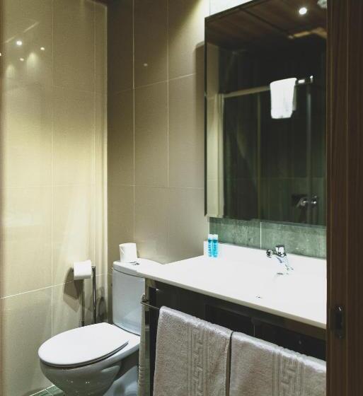 هتل Hostal Nogueras 3