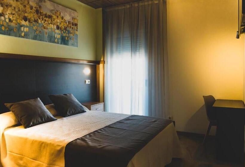 هتل Hostal Nogueras 3