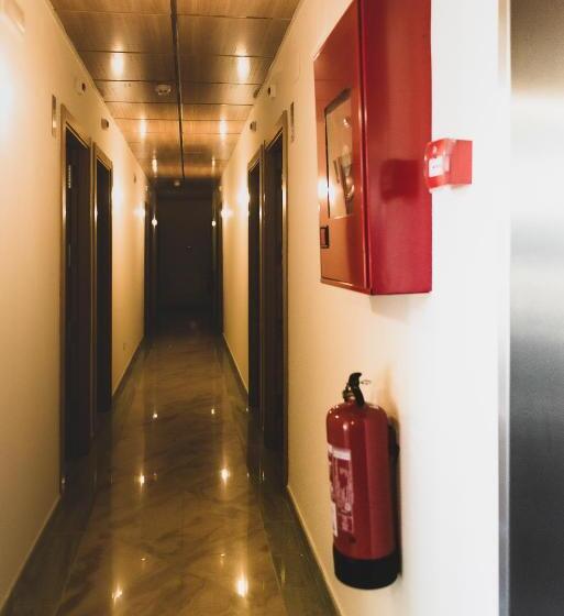 هتل Hostal Nogueras 3