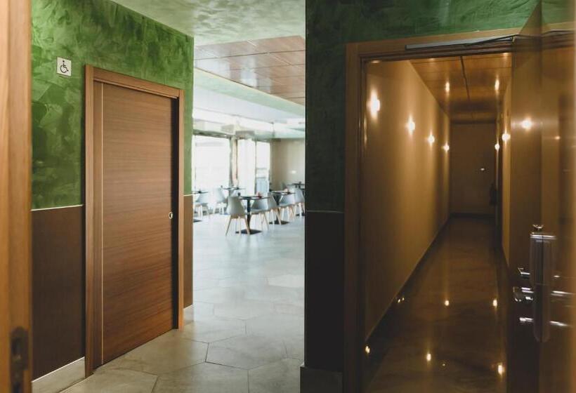 هتل Hostal Nogueras 3