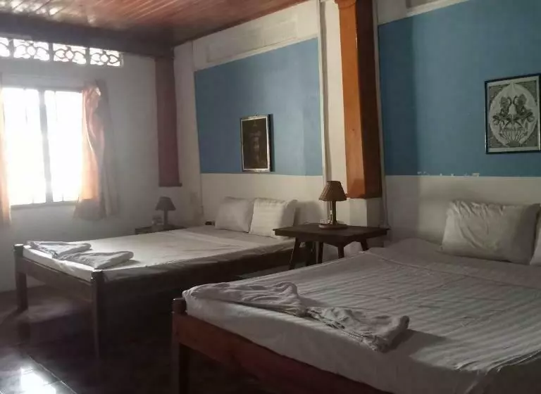 Hotelli Nomad Guesthouse