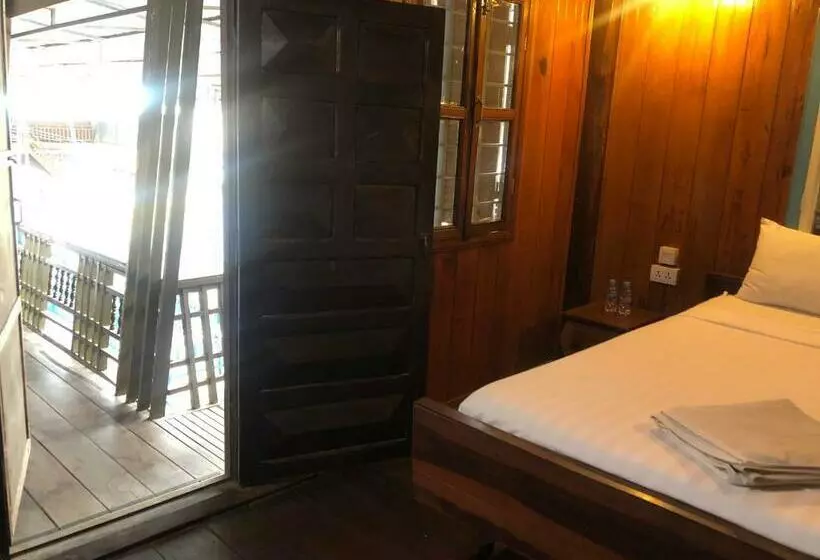 Hotelli Nomad Guesthouse