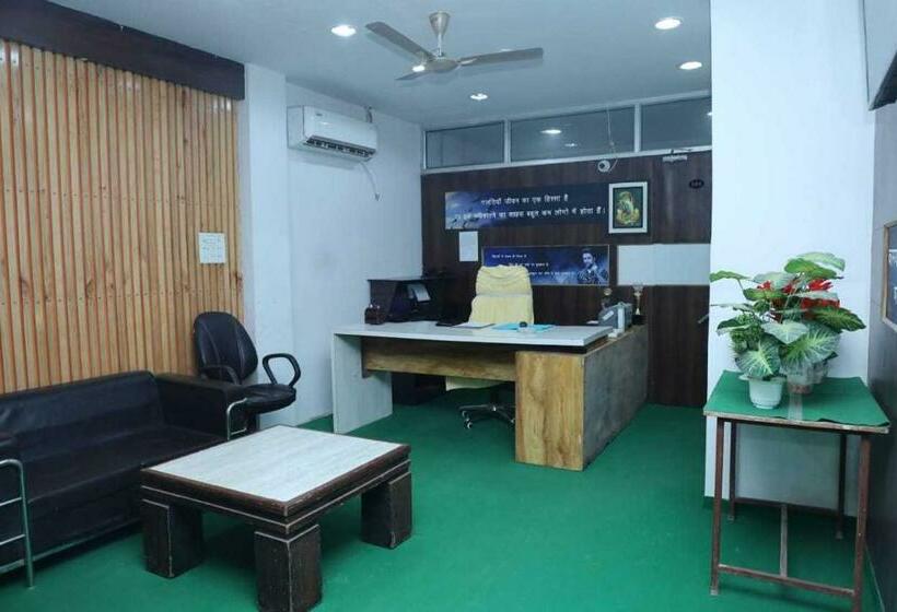 Hotel Pop 89731 Royal Residency