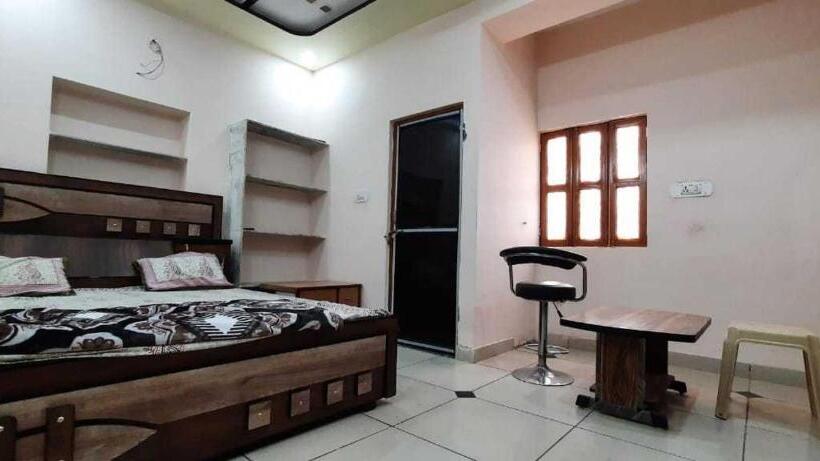 Hotelli Spot On Rajawat Guest House