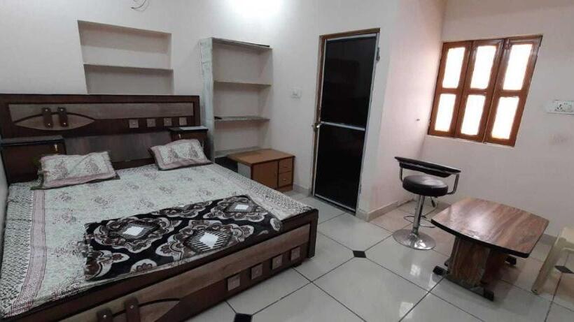 Hotelli Spot On Rajawat Guest House