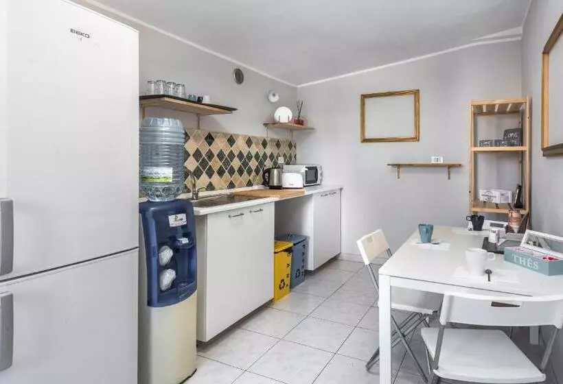 تختخواب و صبحانه Travelershome Ciampino 170 Station Street