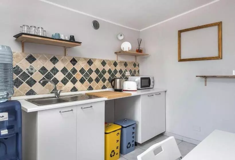 تختخواب و صبحانه Travelershome Ciampino 170 Station Street