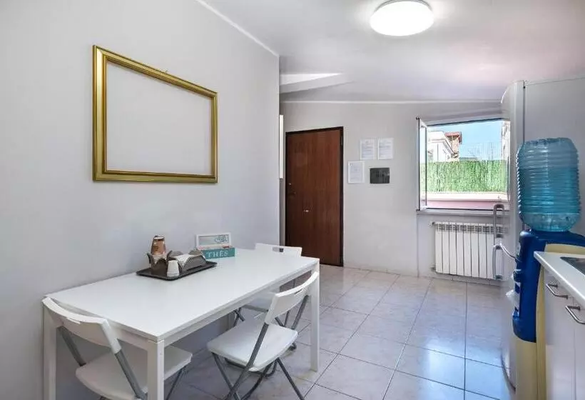 تختخواب و صبحانه Travelershome Ciampino 170 Station Street