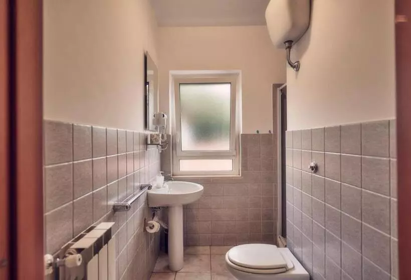 تختخواب و صبحانه Travelershome Ciampino 170 Station Street