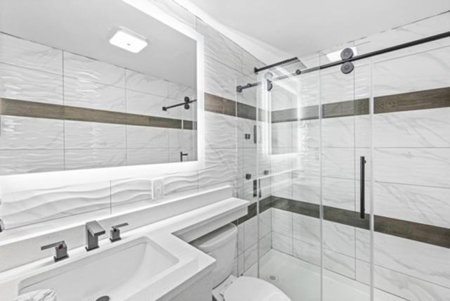 호텔 Opus Bronx Near Bay Plaza Mall