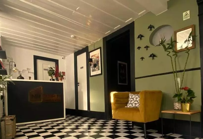 Inn Door 21   Hostel & Suite