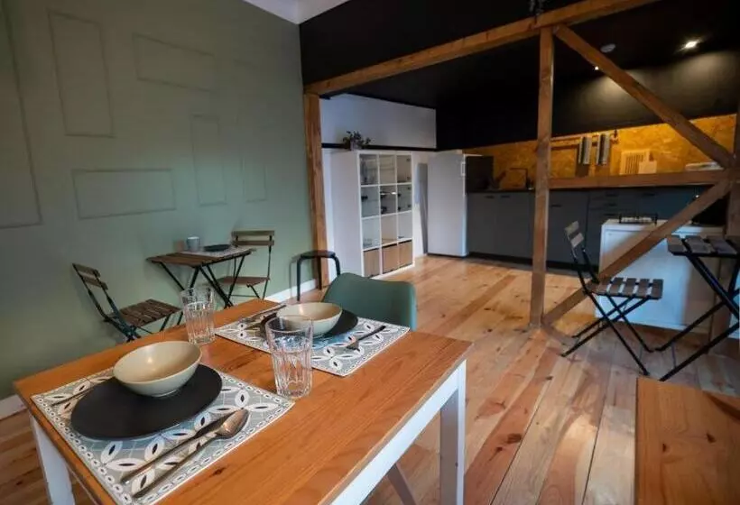 Inn Door 21   Hostel & Suite