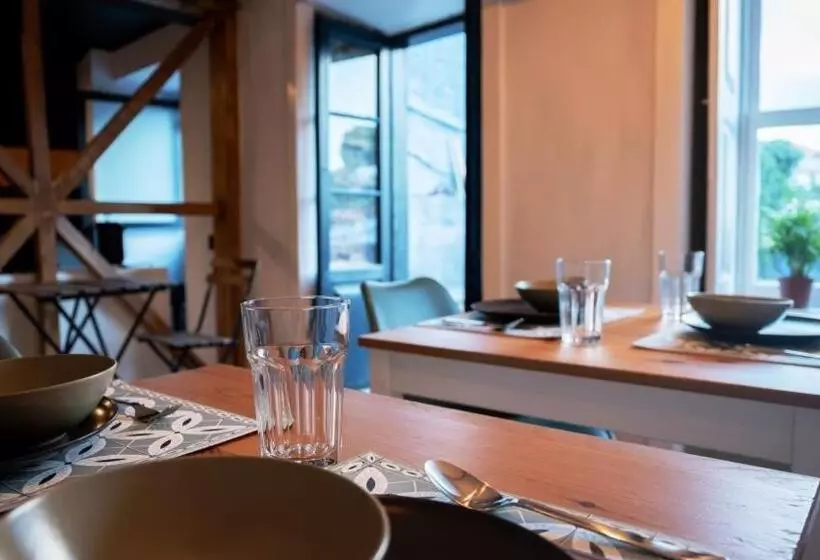 Inn Door 21   Hostel & Suite