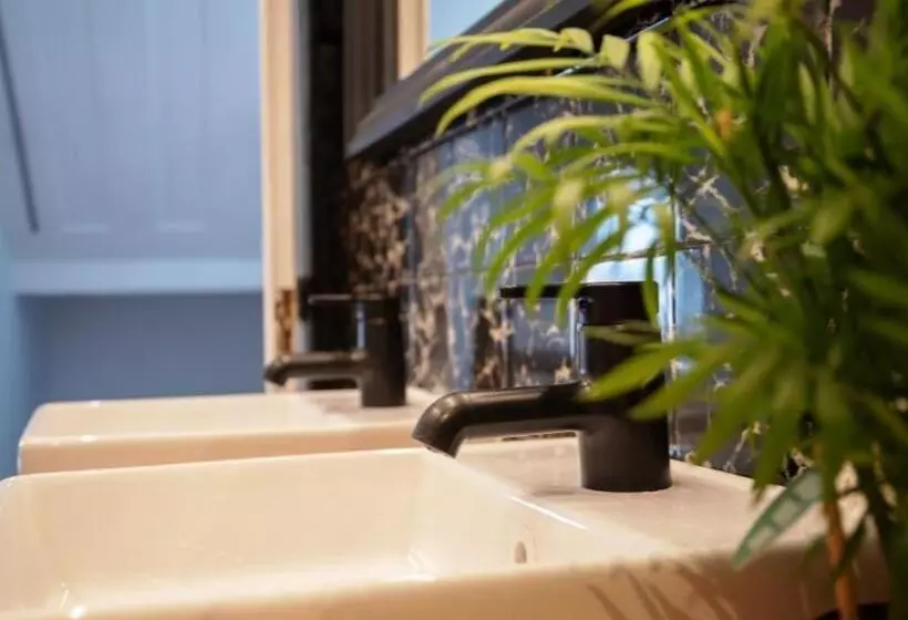 Inn Door 21   Hostel & Suite