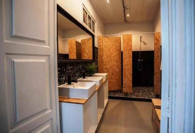 Inn Door 21   Hostel & Suite