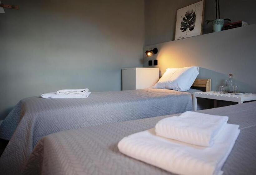 Inn Door 21   Hostel & Suite