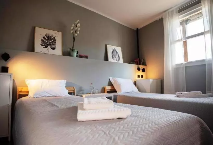 Inn Door 21   Hostel & Suite