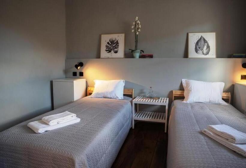 Inn Door 21   Hostel & Suite