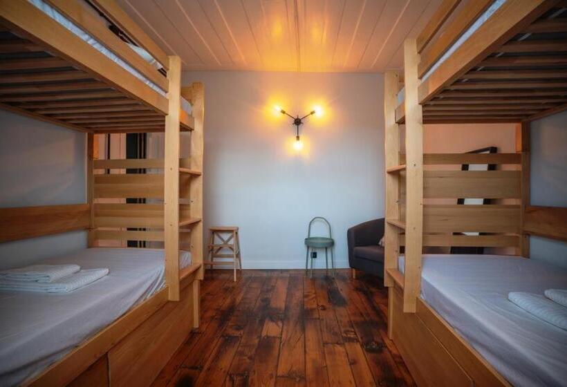 Inn Door 21   Hostel & Suite