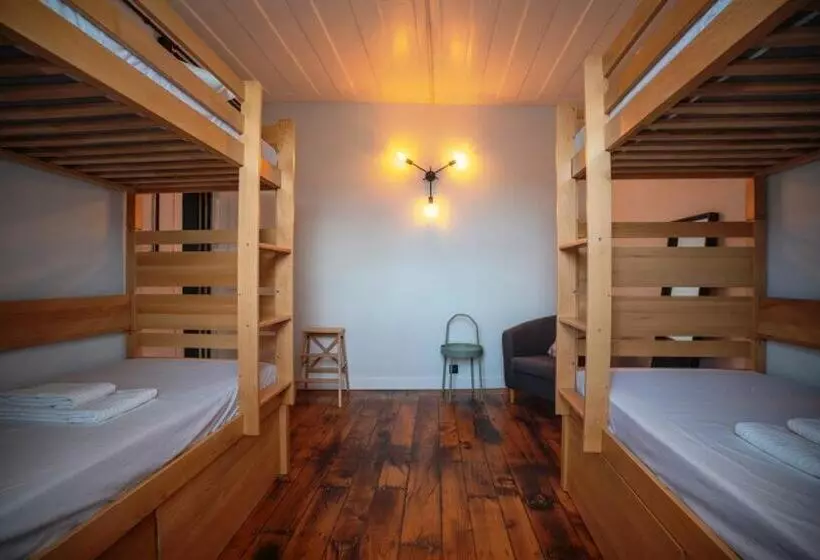 Inn Door 21   Hostel & Suite