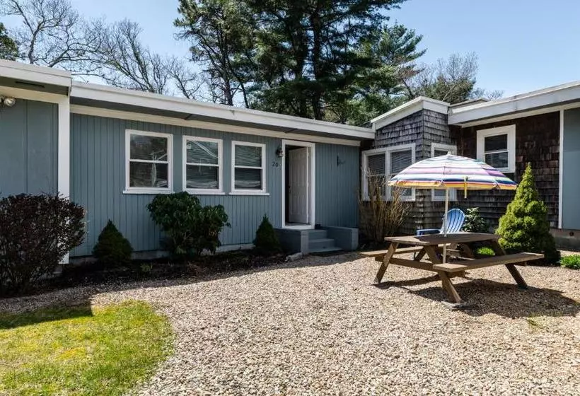 Отель Santuit Inn