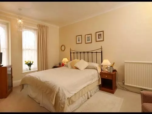 Отель The Earlsdale Bed and Breakfast