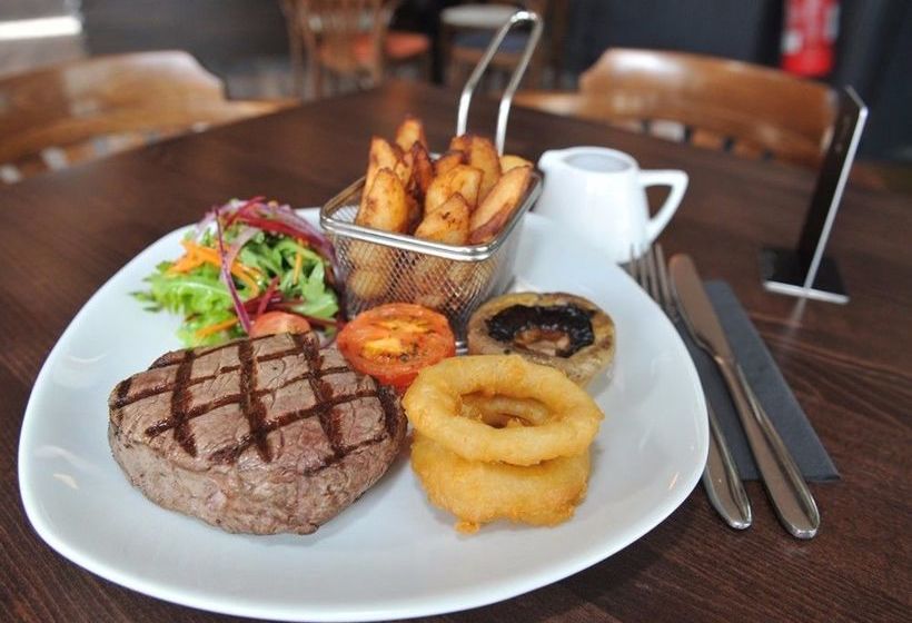 Отель The Ferguson Fawsitt Arms & Country Lodge