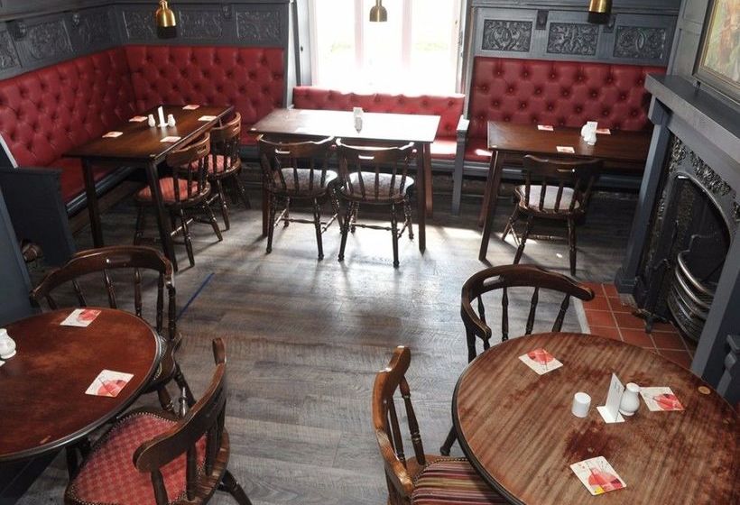 Отель The Ferguson Fawsitt Arms & Country Lodge