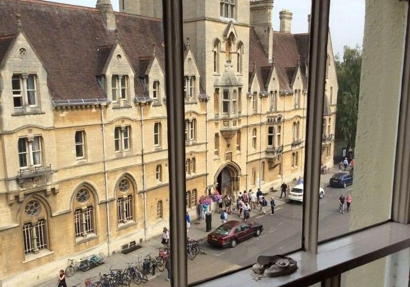 פנסיון The Buttery