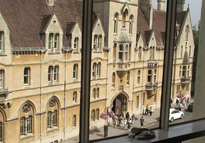 پانسیون The Buttery