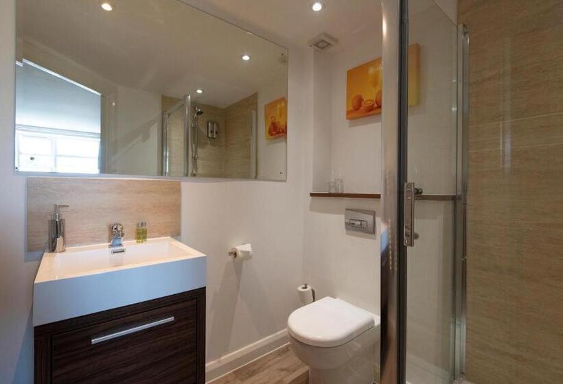 펜션 The Limes Country Lodge Hotel & Admiral Restaurant