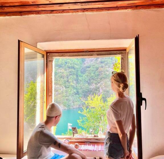 פנסיון Neomalsore Agrotourism, Komani Lake