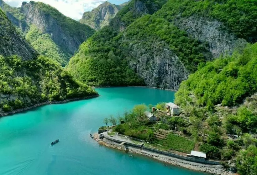 ペンション Neomalsore Agrotourism, Komani Lake