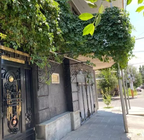 پانسیون Madoyan Guest House