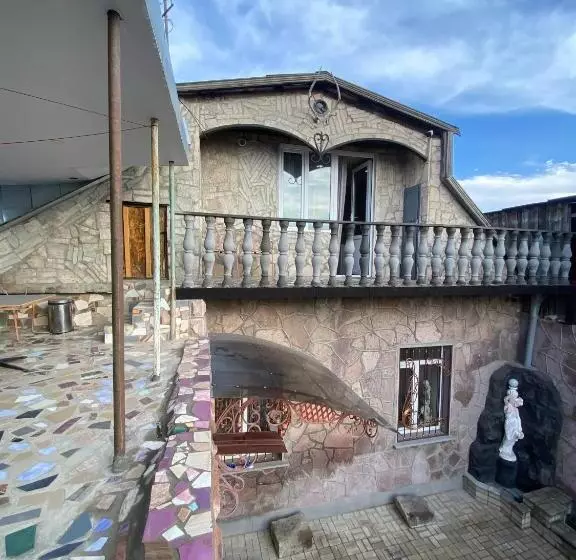 پانسیون Madoyan Guest House