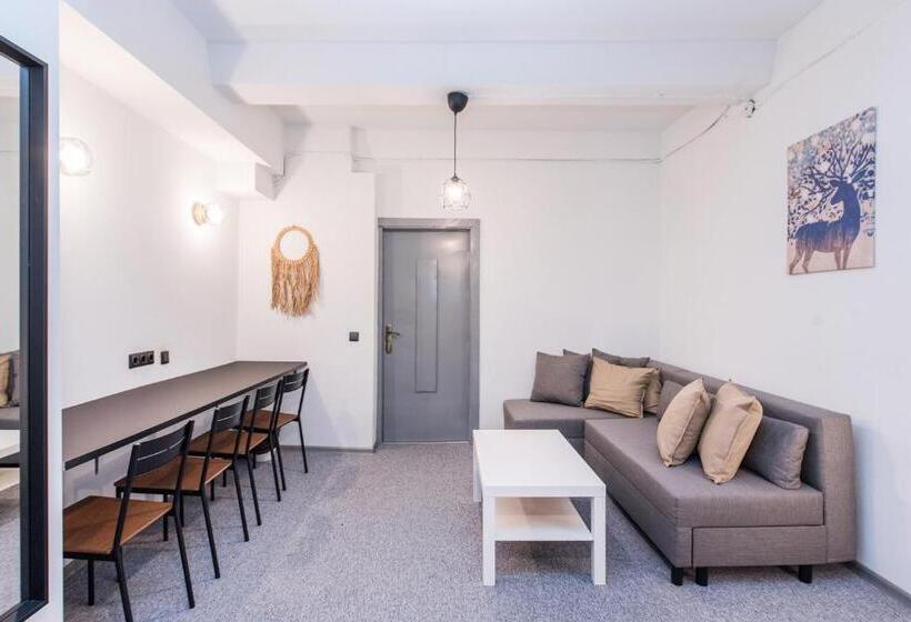 پانسیون The House Black