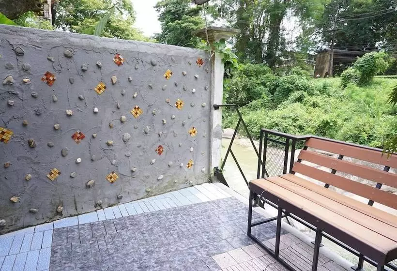 تختخواب و صبحانه Thansila Resort