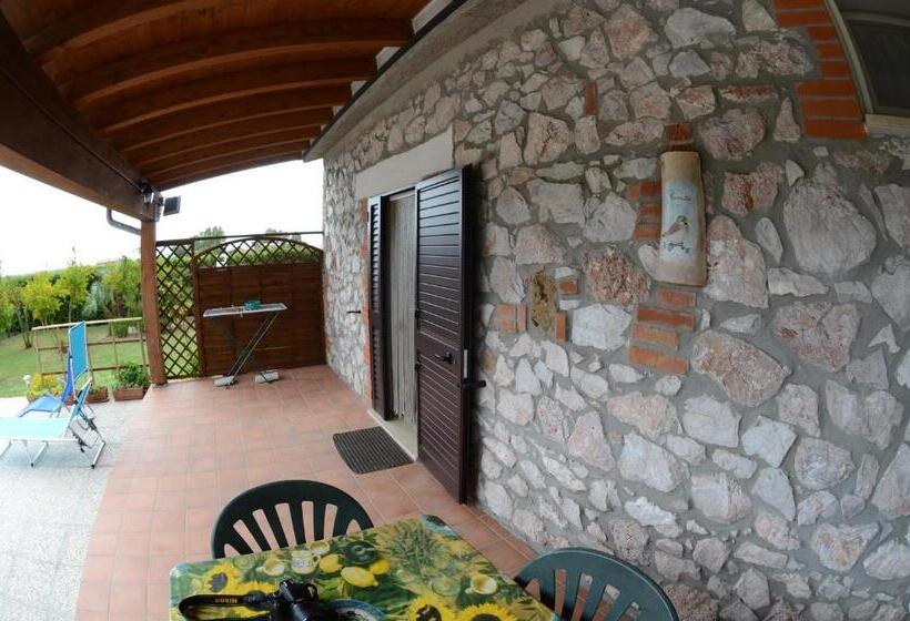 هتل Agriturismo La Tortorella