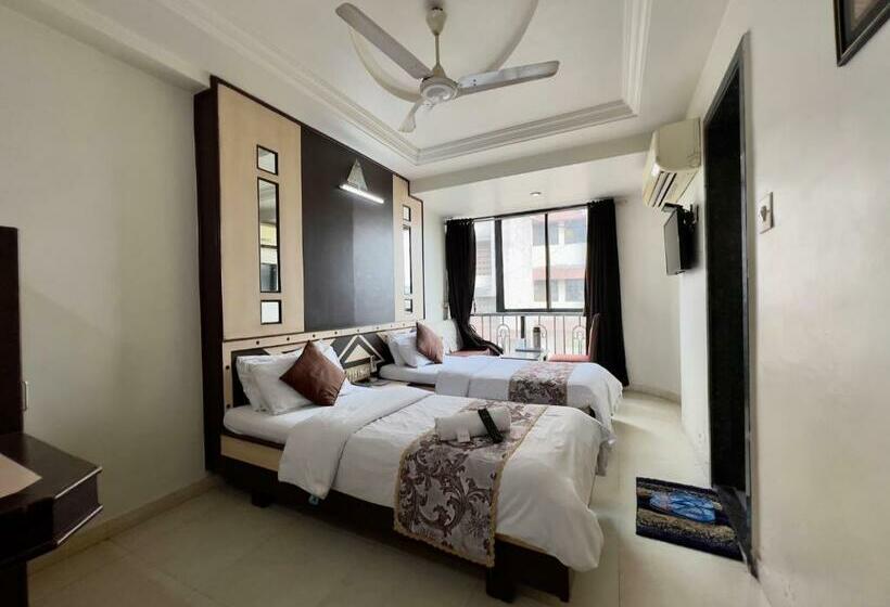 בית מלון כפרי Comfort Near Railway Station Surat, Gujarat