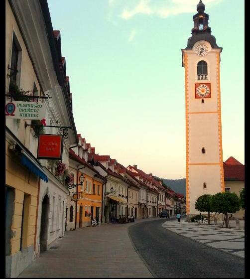 تختخواب و صبحانه Mamut Stay