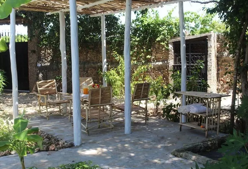 هتل Makini House