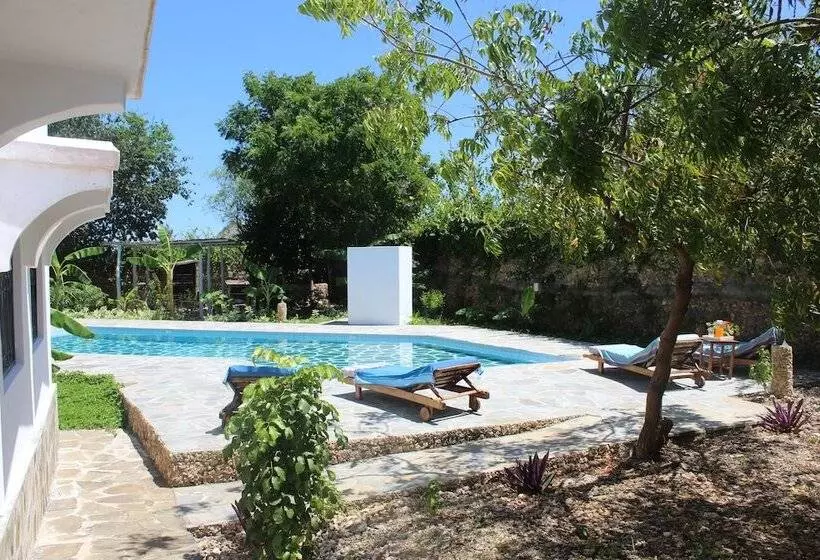 هتل Makini House
