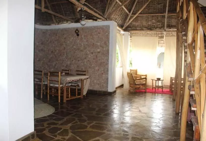 هتل Makini House