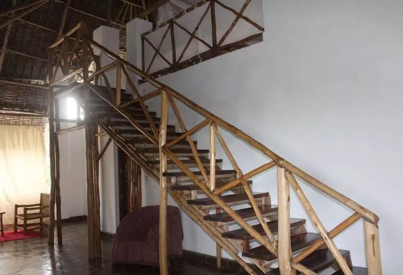 هتل Makini House
