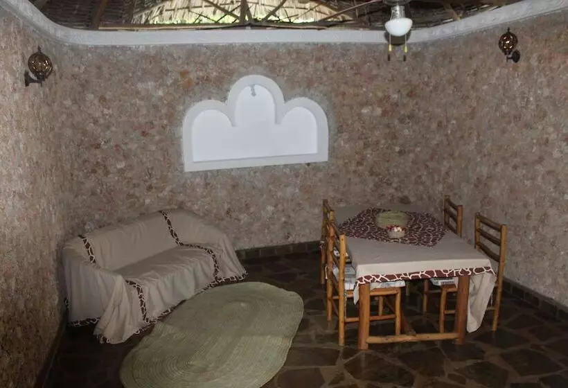 هتل Makini House