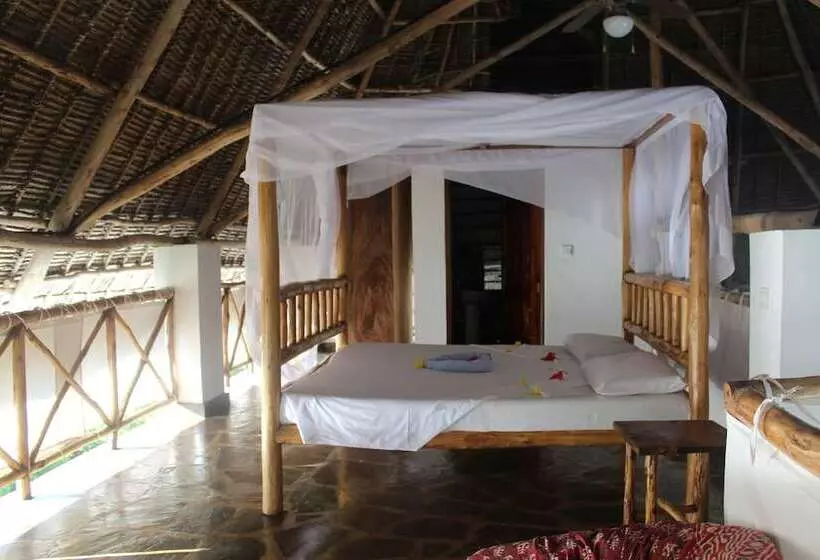 هتل Makini House
