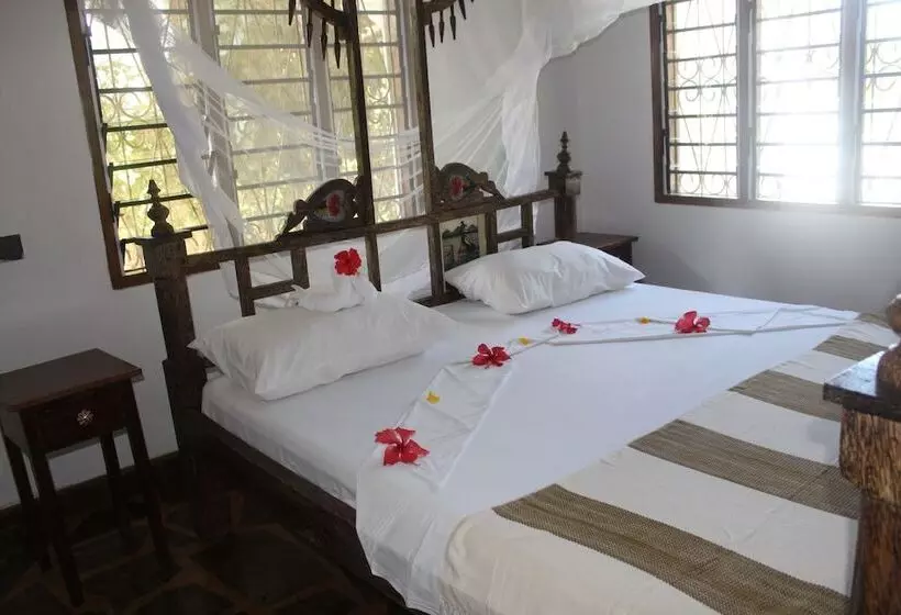 هتل Makini House