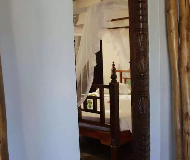 هتل Makini House